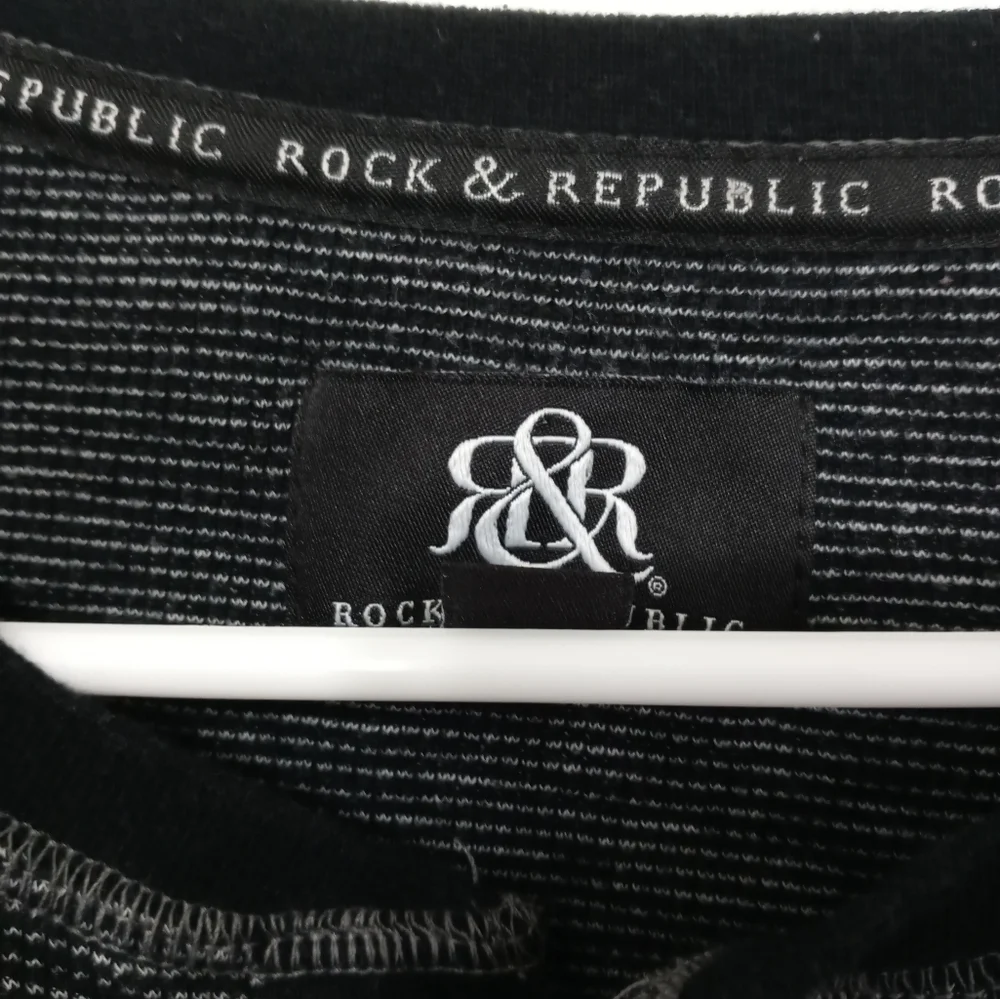 Rock & Republic short sleeve Contrasting Black White Stretch Henley Metal Button